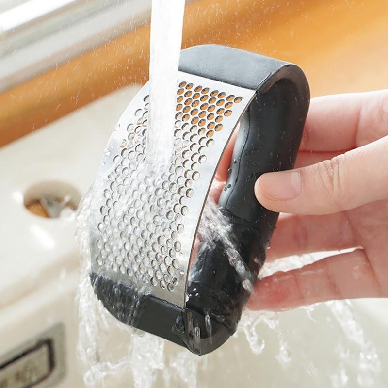 1Pcs-Stainless-Garlic-Press-Household-Manual-Garlic-Press-Device-Kitchen-Press-Squeezer-Ginger-Garlic-Tools-Kitchen-5
